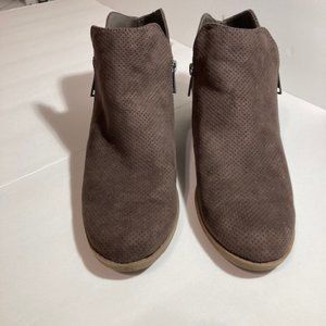 Women's Ankle Boots - Brown suade-like uppers - size 10